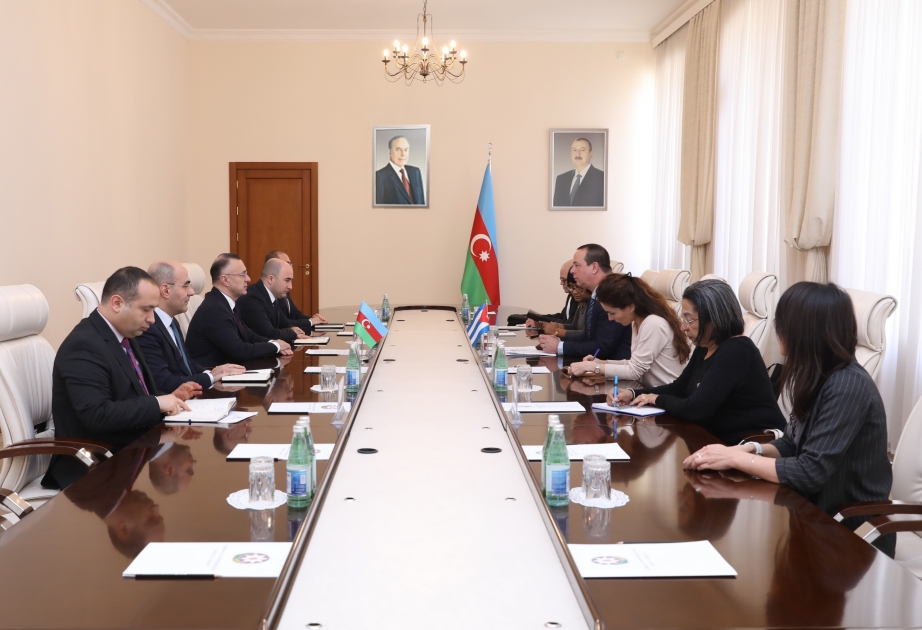 Se discuten las perspectivas de desarrollo y fortalecimiento de la cooperación azerbaiyano-cubana en la industria farmacéutica