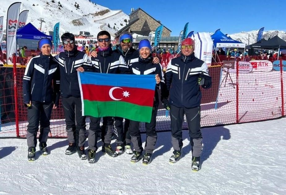 Esquiadores azerbaiyanos compiten en el campeonato de esquí en España