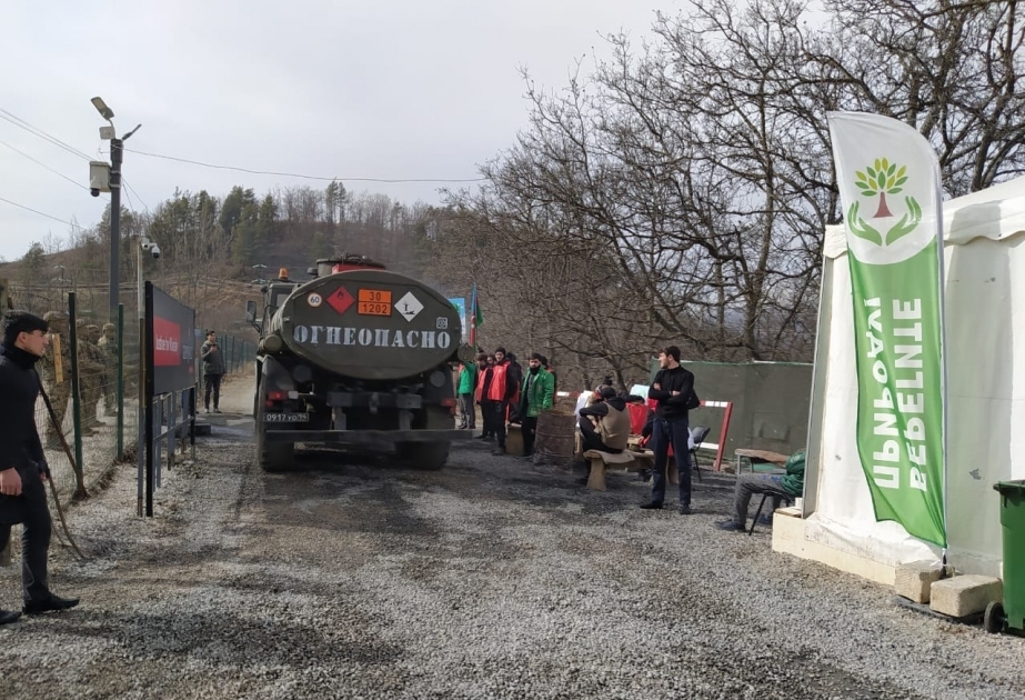 Восемь бензовозов миротворцев проехали в сторону Лачина