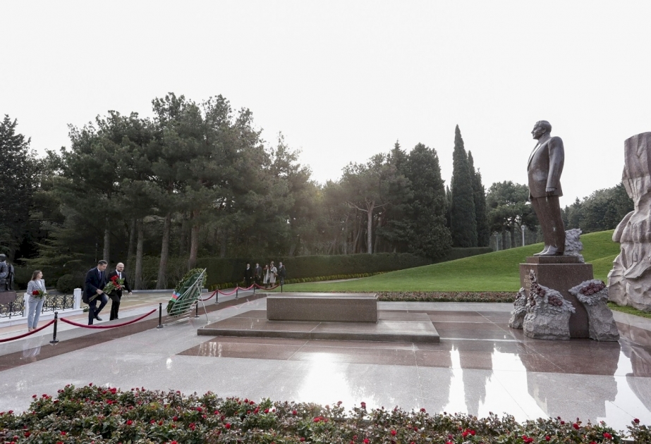 Montenegrin minister pays respect to national leader Heydar Aliyev