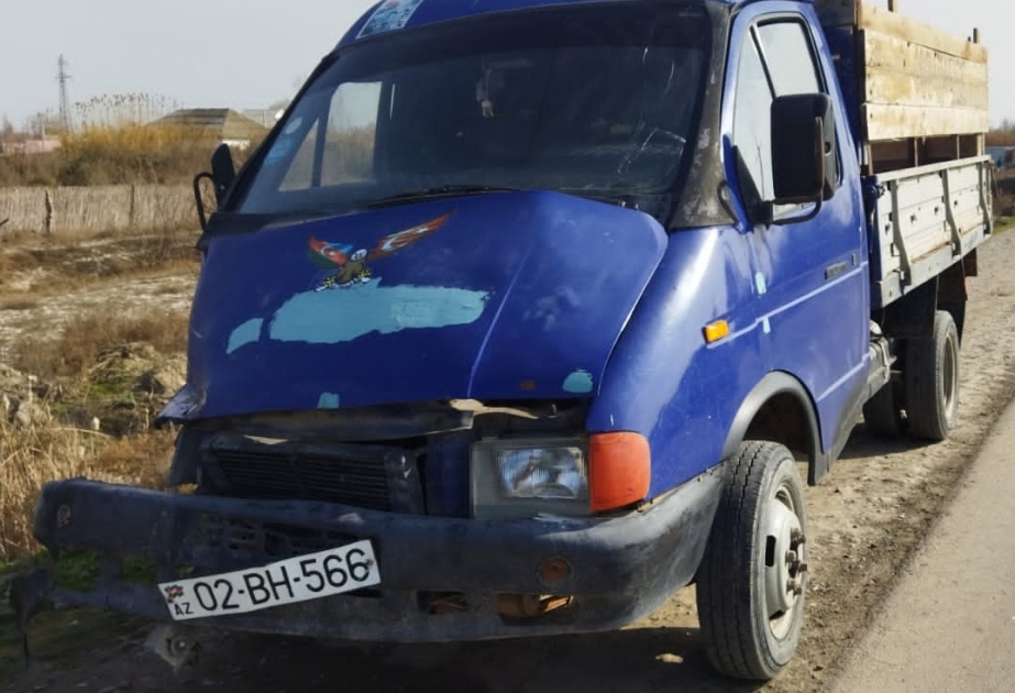 Sabirabadda iki yük maşını toqquşub, biri dərəyə aşıb