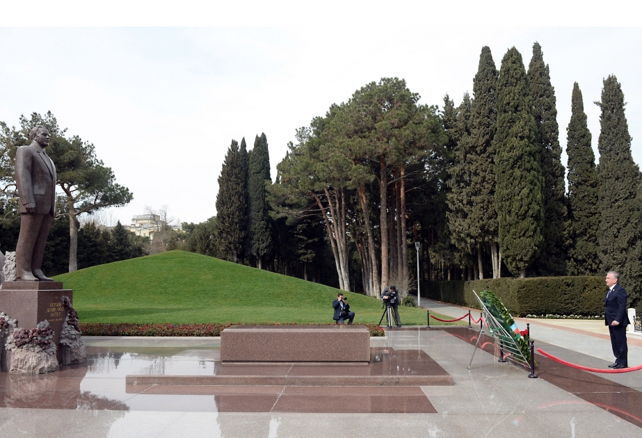 El presidente de Uzbekistán rinde homenaje al líder nacional Heydar Aliyev