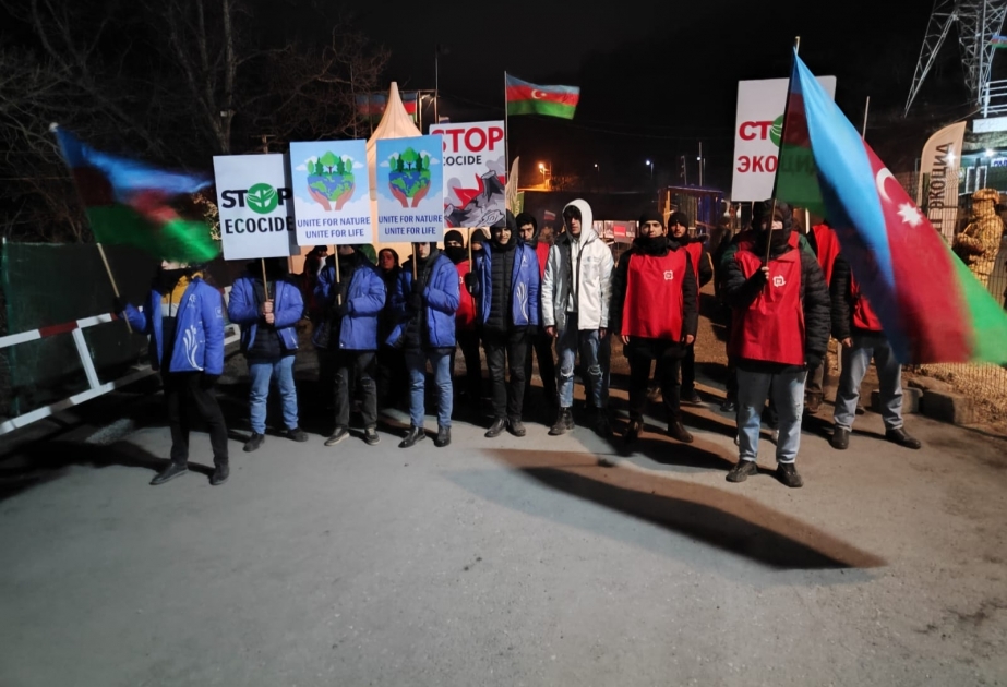 Laçın-Xankəndi yolu: Etiraz aksiyası gecə saatlarında da ruh yüksəkliyi ilə davam edir