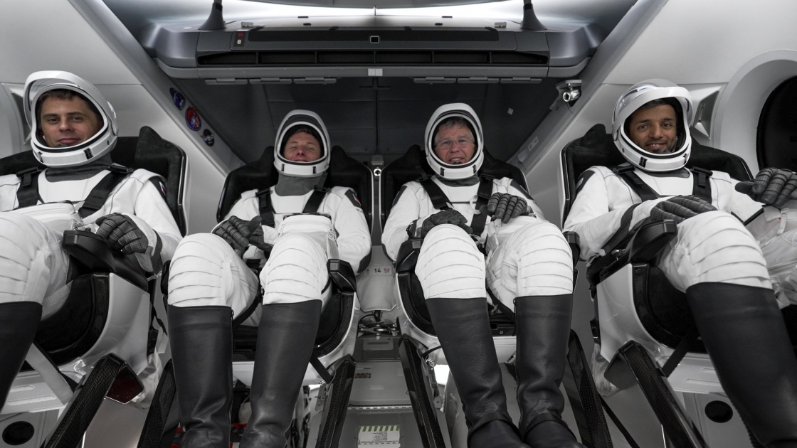 SpaceX lanza astronautas de EEUU, Rusia y EAU a la estación espacial

