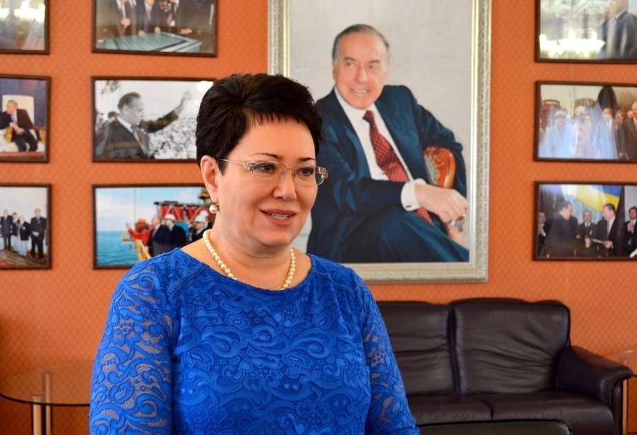 Böyük siyasi xadimin iki addımlığında