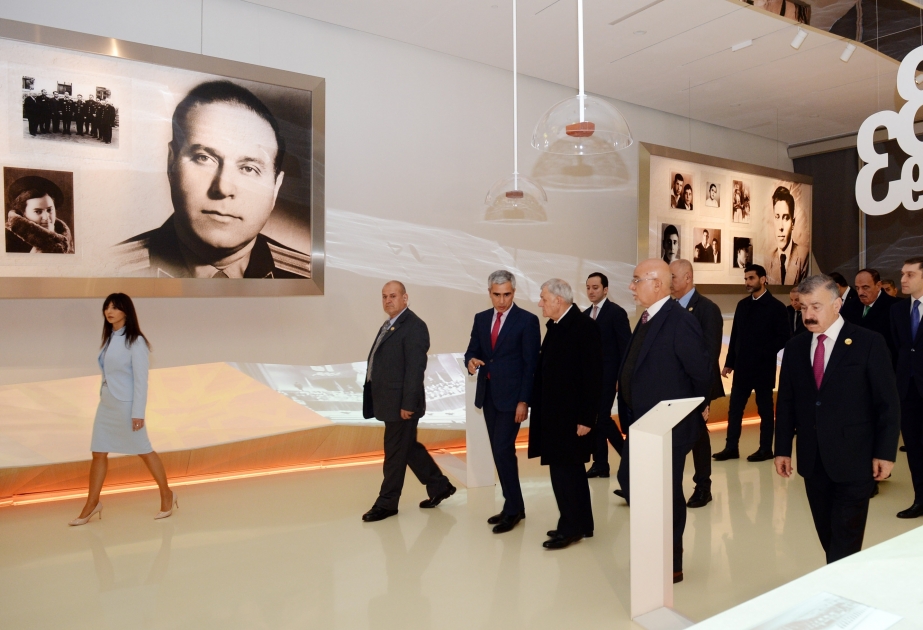 Irakischer Präsident Abdul Latif Raschid lernt Heydar Aliyev Zentrum kennen