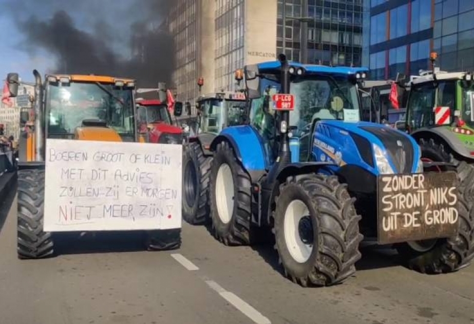 Brüsselin mərkəzi yollarına minlərlə traktor çıxarılıb, nəqliyyat iflic olub