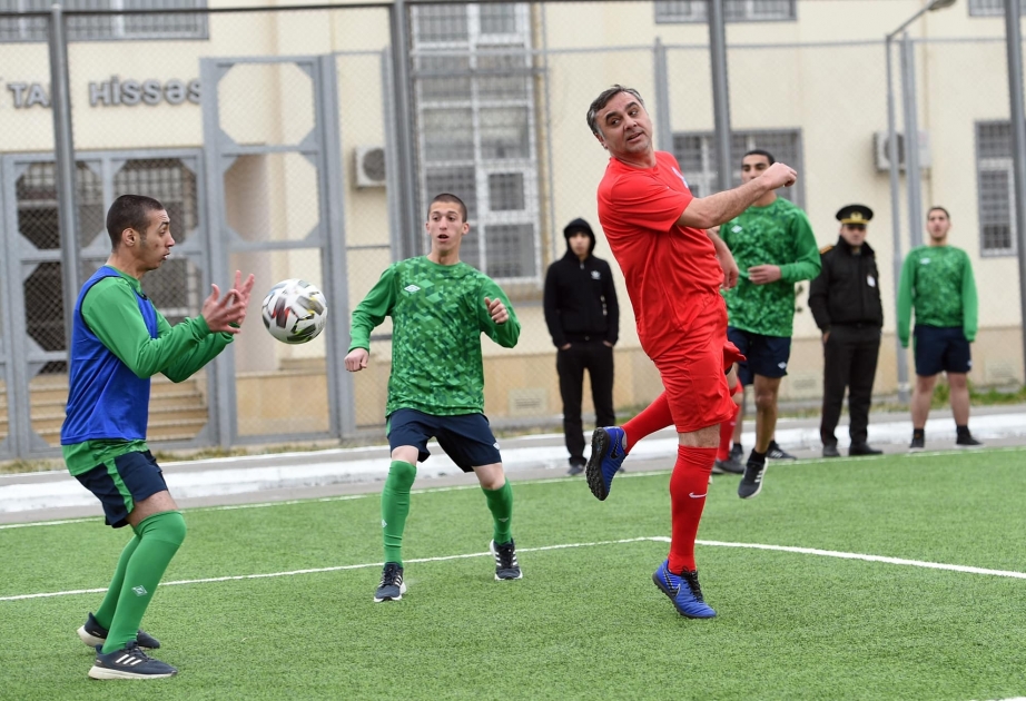 “İdman həftəsi”: Məhbuslarla futbol veteranları arasında yoldaşlıq oyunu keçirilib