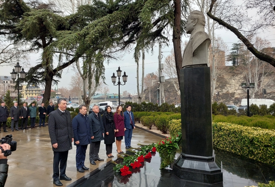 Azerbaijani parliamentary delegation visits monument to National Leader Heydar Aliyev in Tbilisi