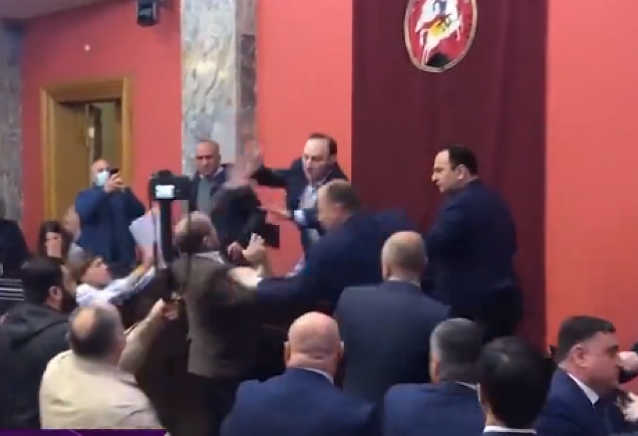 Gürcüstan parlamentinin iclasında deputatlar arasında dava düşüb