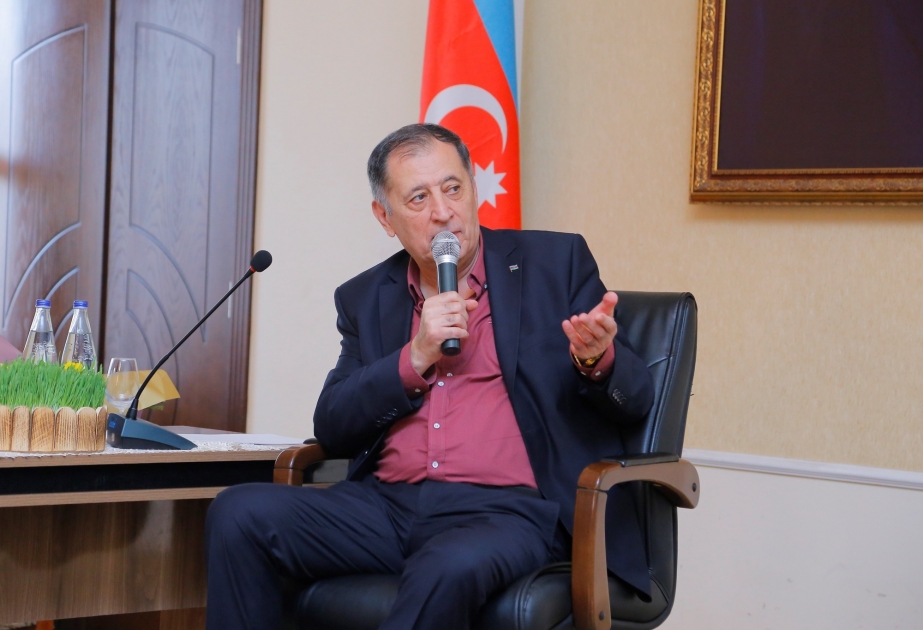 Baba Vəziroğlu Gəncədə tələbələrlə görüşüb