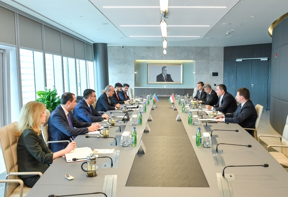 Se discute la inversión de Hungría en el sector financiero de Azerbaiyán