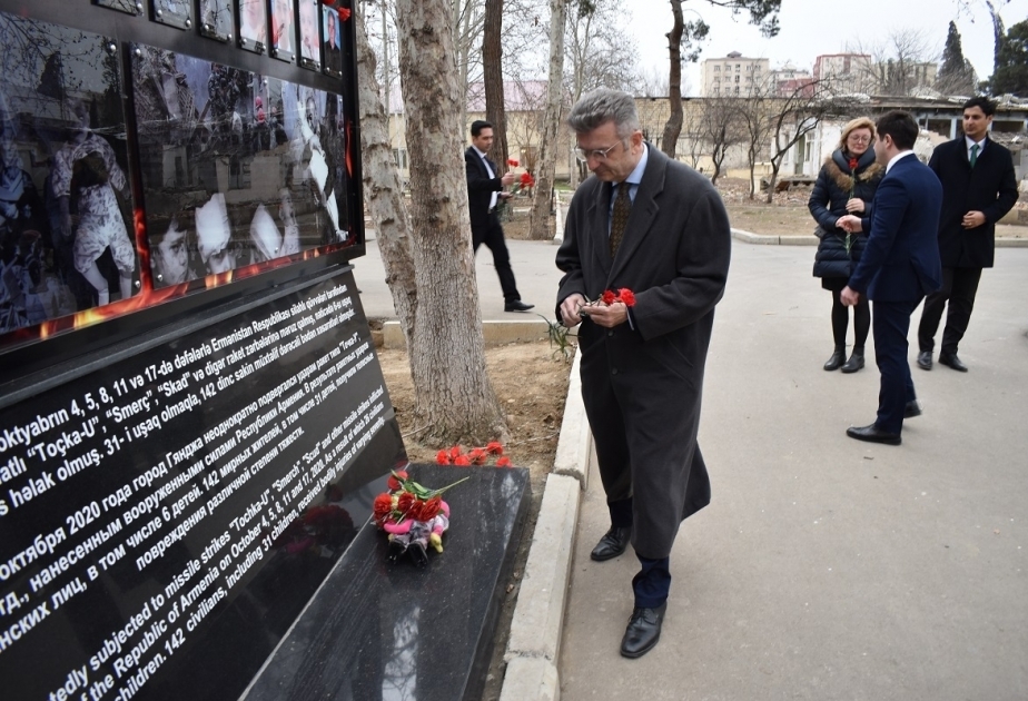 Embajador alemán rinde homenaje a las víctimas del terror armenio en Ganja