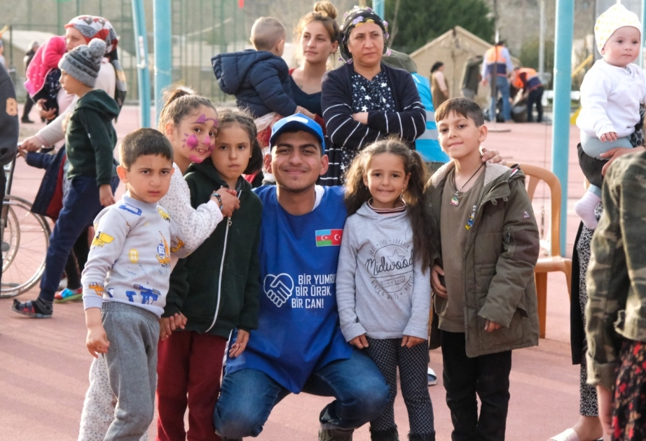 Azərbaycan könüllüləri Türkiyədə zərərçəkən uşaqlara xidmət göstərməkdə davam edirlər