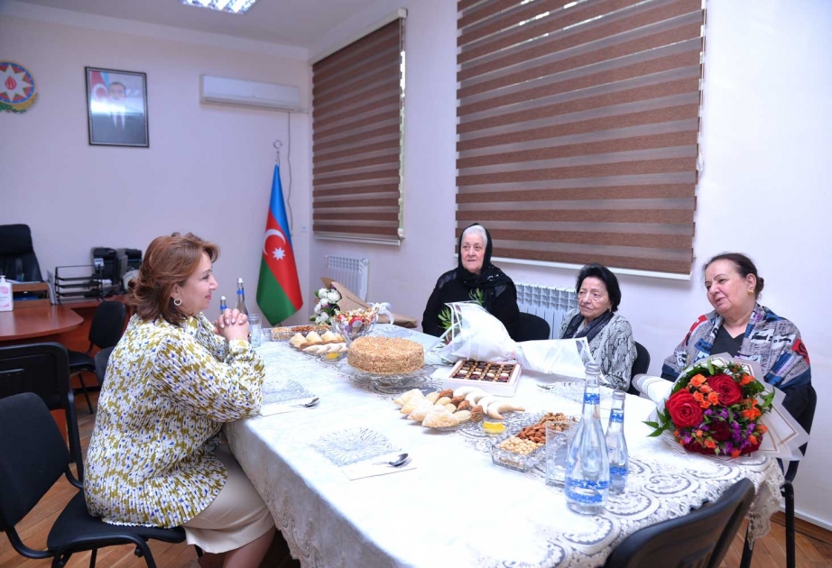 Mehriban Vəliyeva müəllimlərini təbrik edib