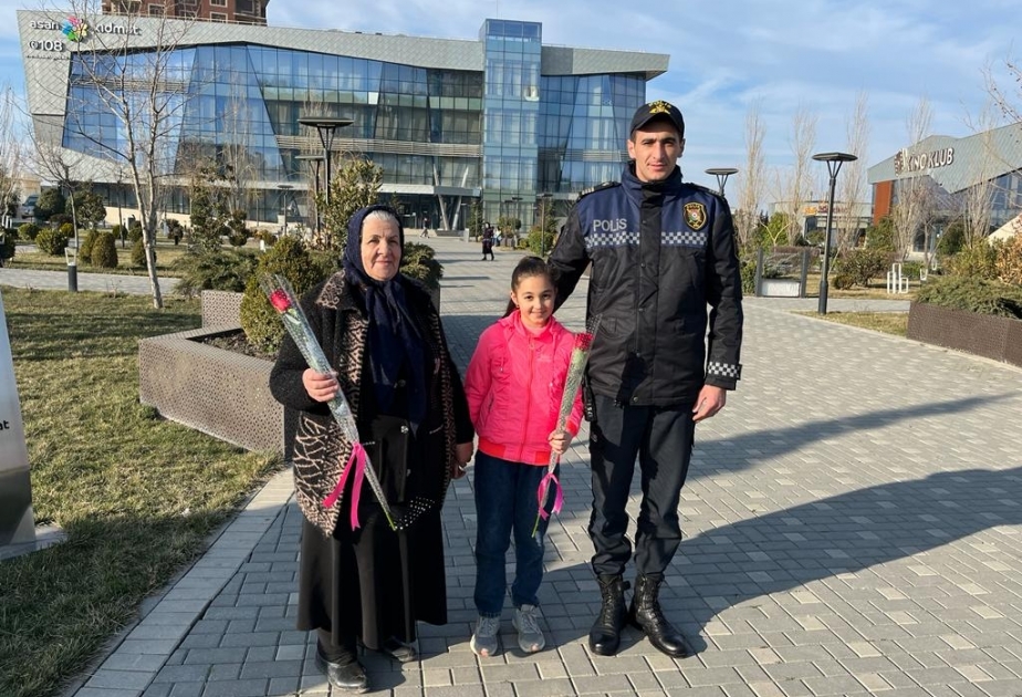 Qubada polis əməkdaşlarından xanım sürücü və piyadalara bayram təbriki