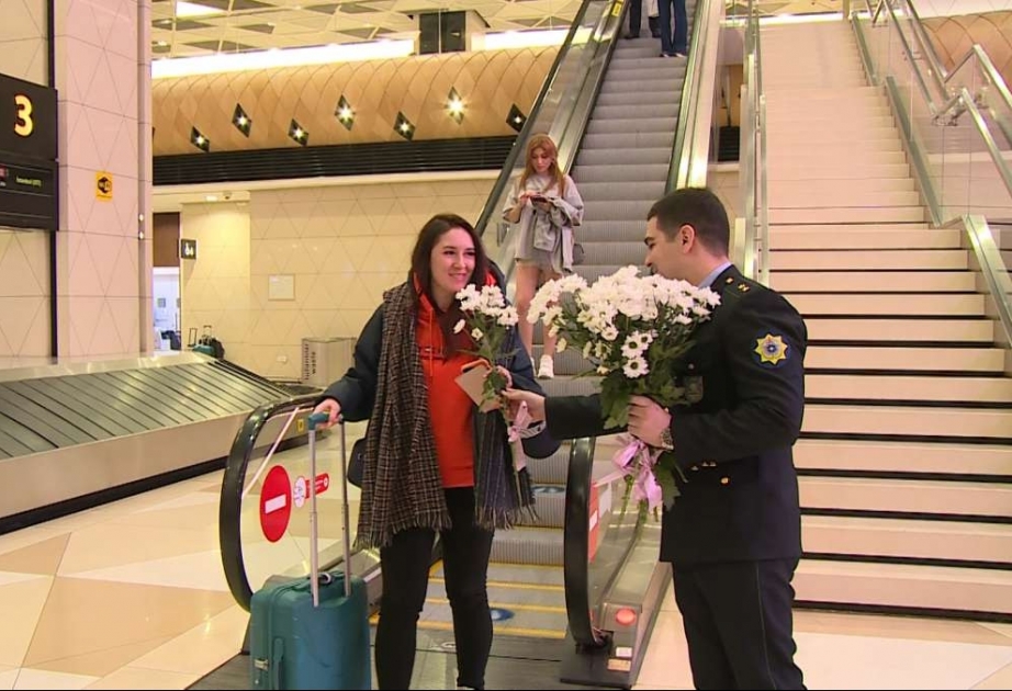 Ölkəmizə gələn qadın sərnişinlər Heydər Əliyev Beynəlxalq Aeroportunda çiçəklərlə qarşılanıb  VİDEO