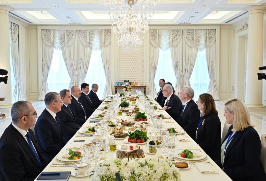 Se celebra una reunión ampliada de los presidentes de Azerbaiyán y Letonia durante un almuerzo oficial