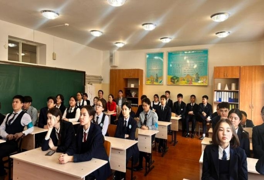 Coğrafiya İnstitutunun əməkdaşı qazaxıstanlı şagirdlərə açıq dərs keçib
