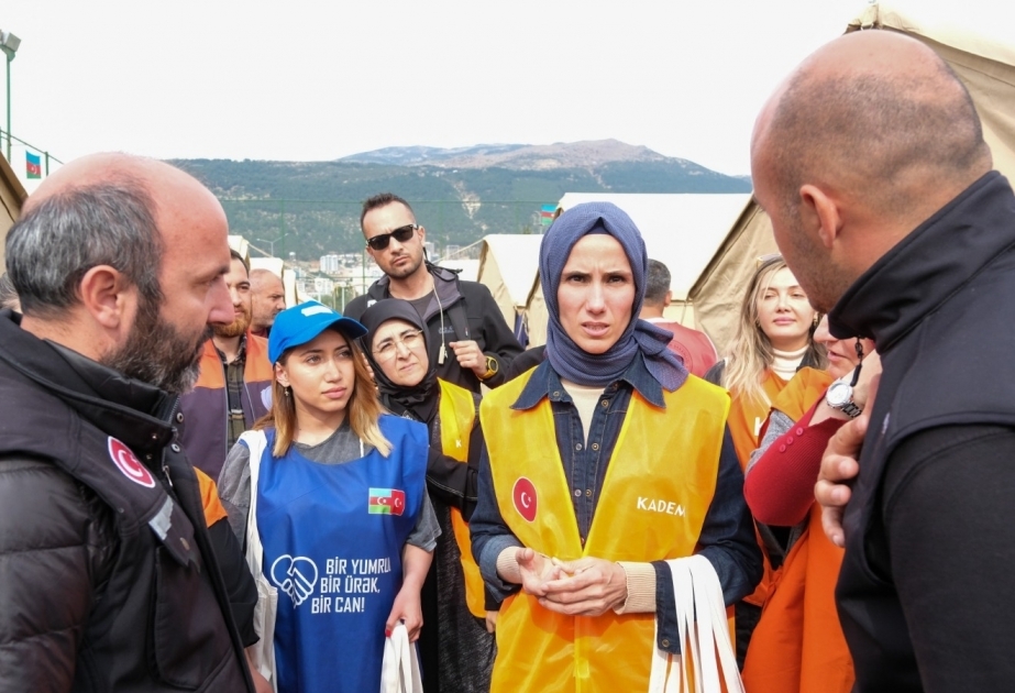 Voluntarios azerbaiyanos en Türkiye felicitan el 8 de marzo a las mujeres afectadas por el terremoto