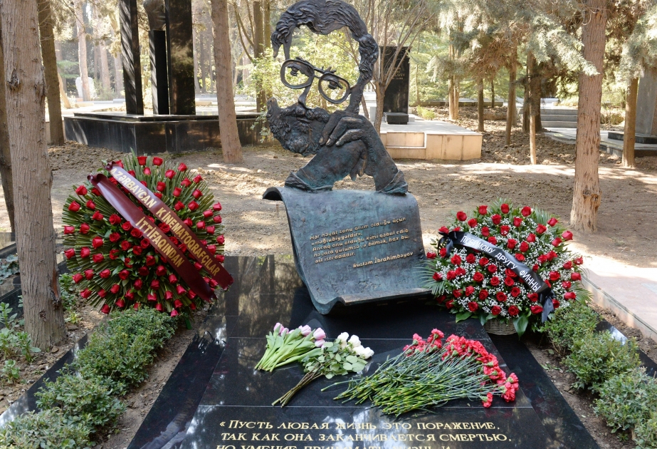 На Аллее почетного захоронения состоялось открытие надгробного памятника народному писателю Рустаму Ибрагимбекову