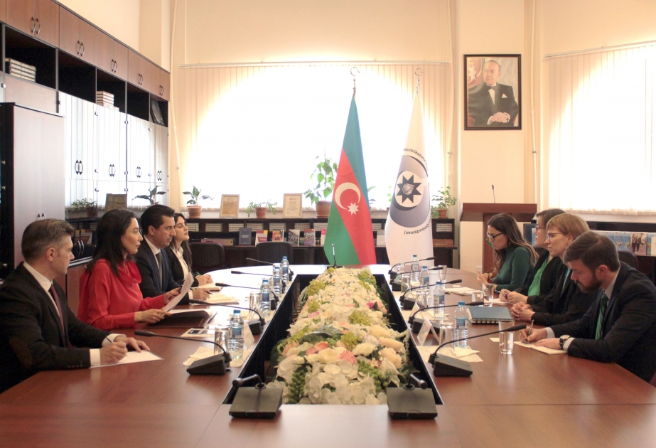 La Defensora del Pueblo de Azerbaiyán se reúne con una delegación de la Oficina de Libertad Religiosa Internacional