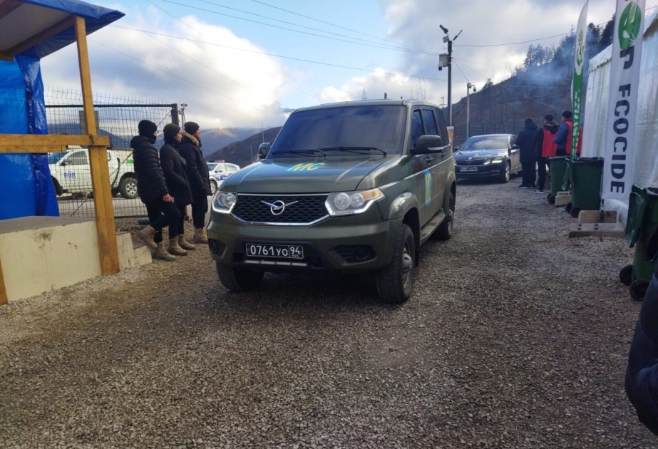 Автомобили миротворцев беспрепятственно проезжают по территории акции