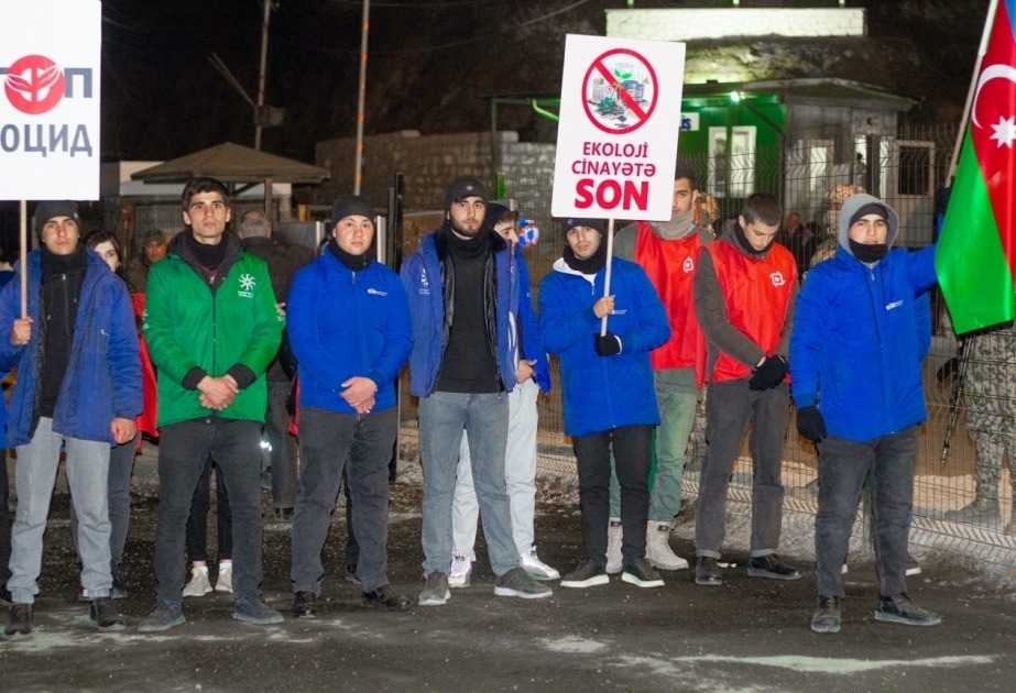 Несмотря на холодную погоду, экоакция продолжается и в ночное время