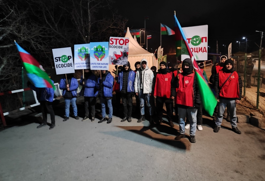 Laçın-Xankəndi yolu: Ekokönüllülər gecə saatlarında da tələblərini səsləndirirlər