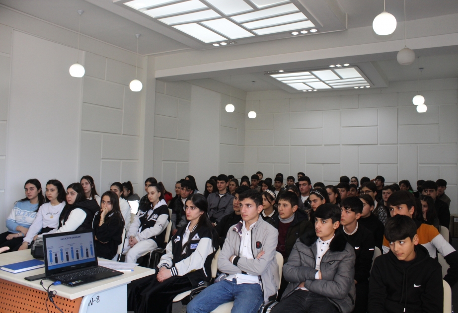 Hacıqabul gəncləri “İxtisas Bələdçisi” adlı maarifləndirmə seminarına qoşulub