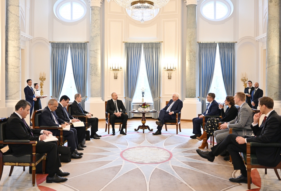 El Presidente Ilham Aliyev mantuvo una reunión ampliada con el Presidente Frank-Walter Steinmeier en Berlín