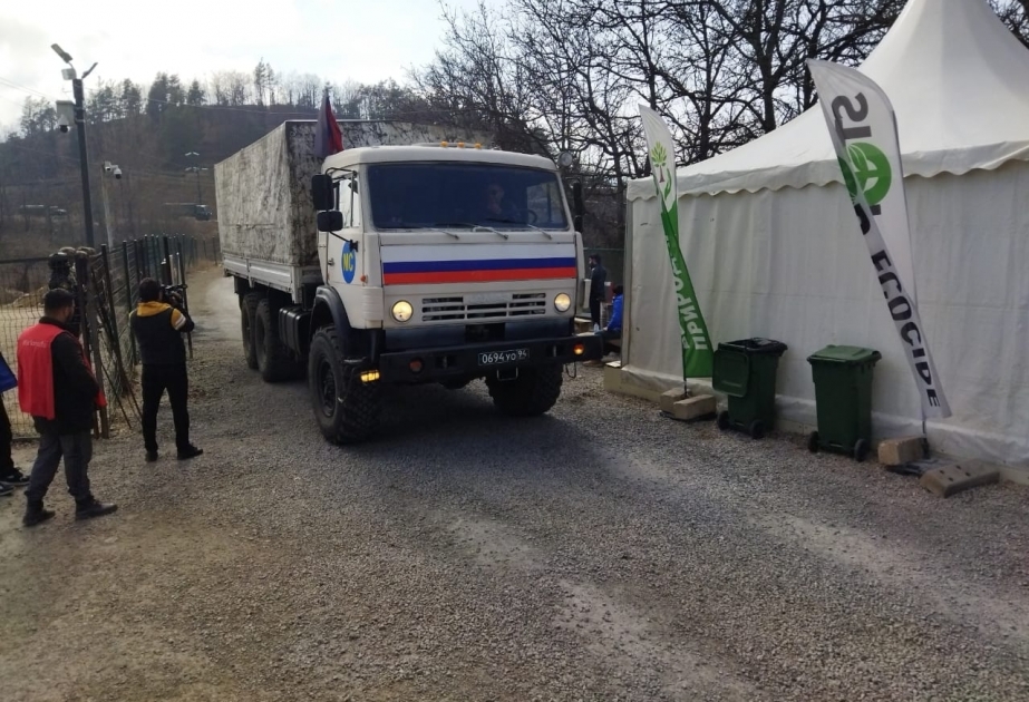43 véhicules du contingent russe de maintien de la paix traversent la route Latchine-Khankendi