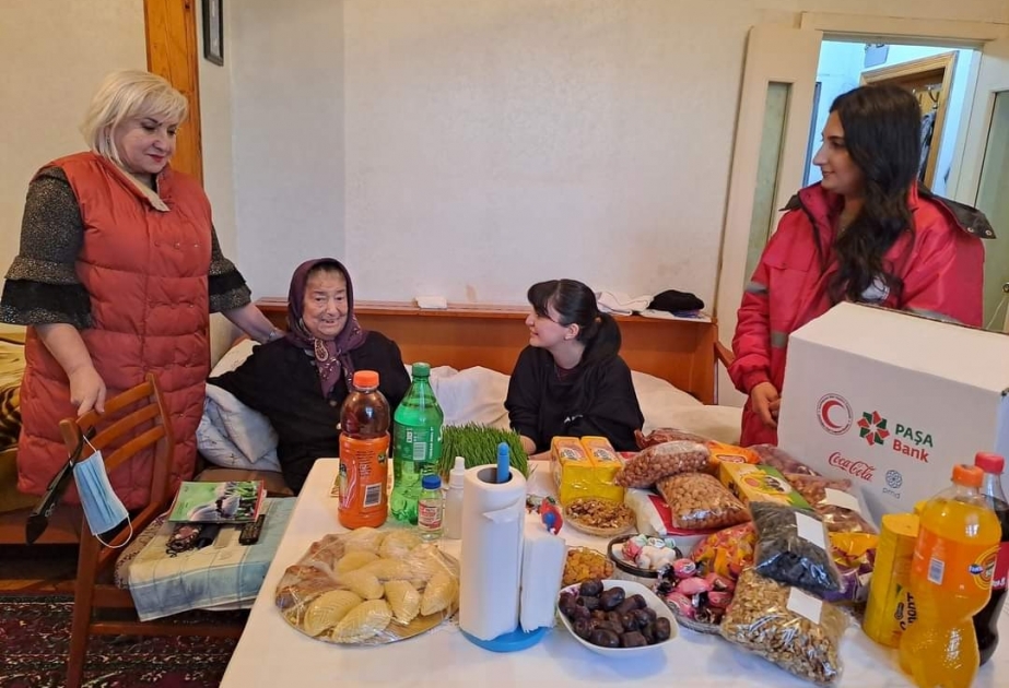 Ahıllara bayram sovqatı çatdırılıb