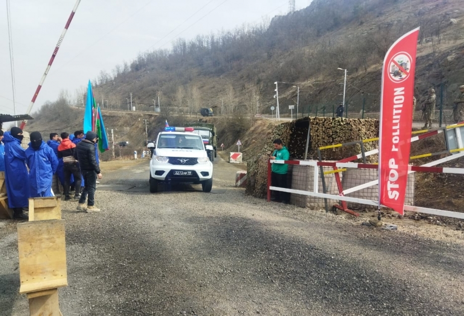 Un autre convoi de véhicules du contingent russe de maintien de la paix traverse la route Latchine-Khankendi