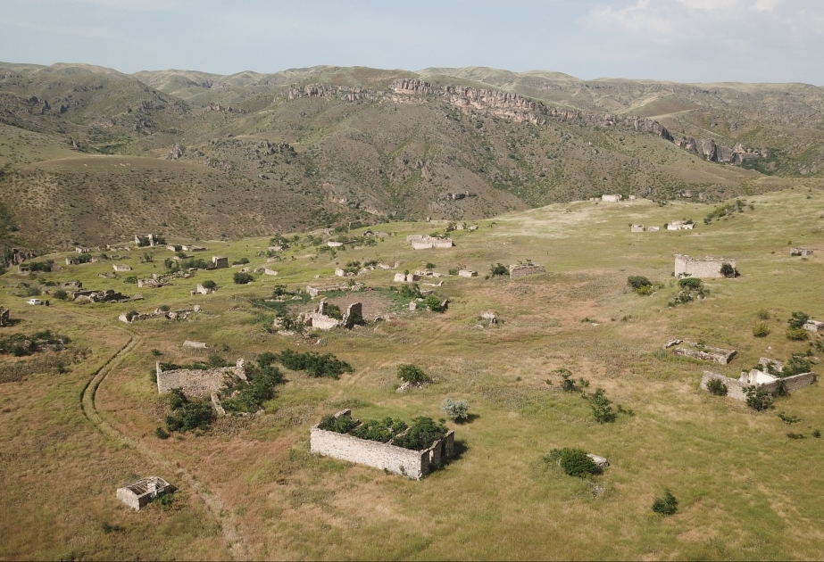 Aufnahmen des von Armenier zerstörten Dorfes Teymur Muskenli der Region Gubadli