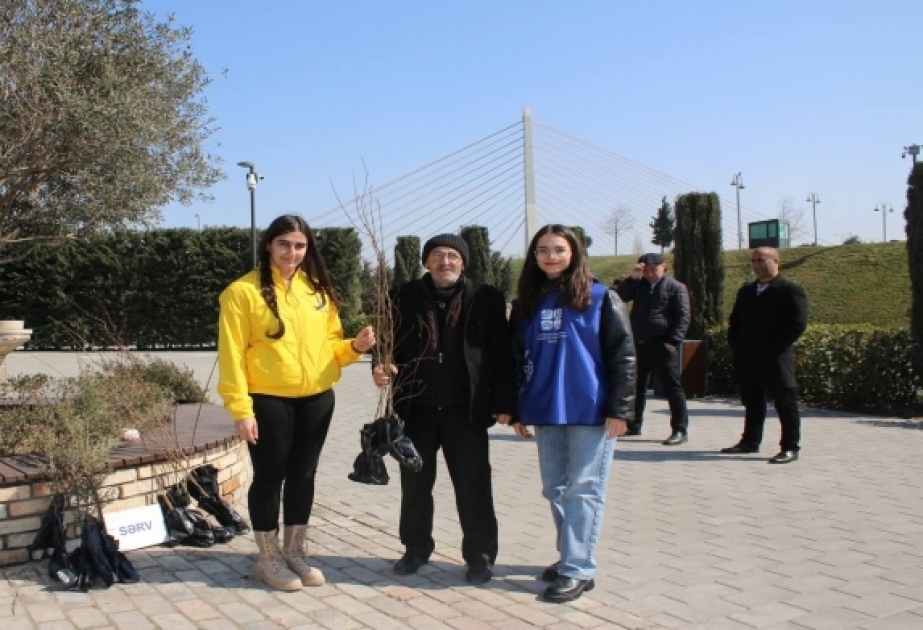 İşlənmiş batareya, şüşə tullantıları təhvil verən vətəndaşlara ağac tingləri paylanılıb