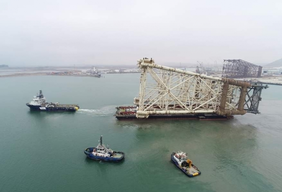 Bloque de apoyo de la plataforma "Azeri-Central-East" es enviado al mar en la barcaza "STB-1
