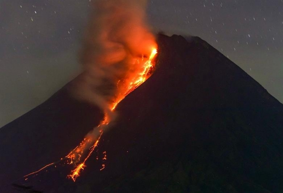 İndoneziyada dünyanın ən aktiv vulkanlarından biri püskürüb