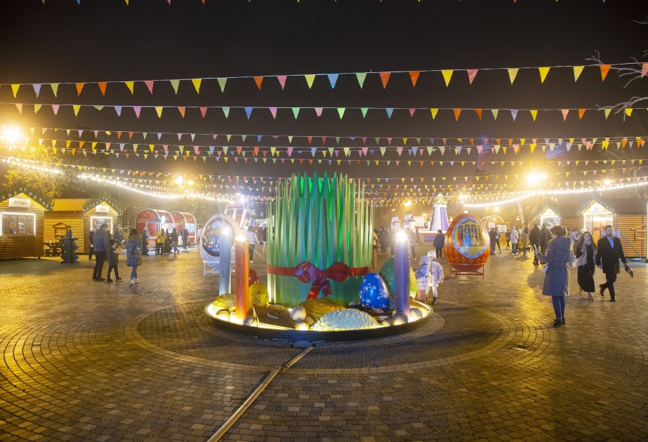 Imágenes nocturnas de Bakú dando la bienvenida a Novruz con un ambiente festivo –  FOTOS
