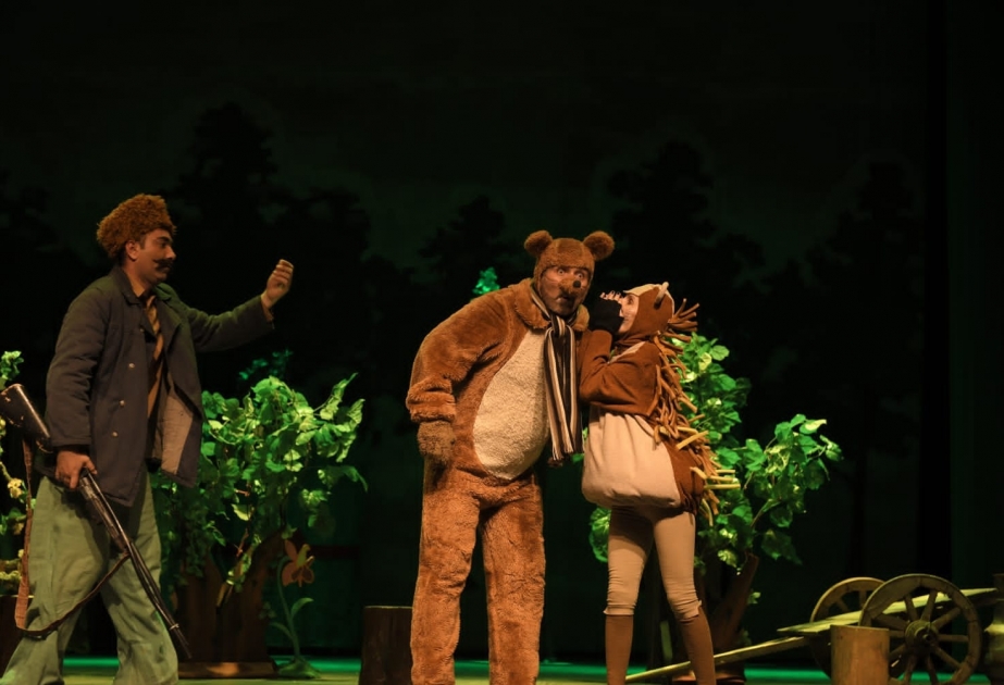 Şəki teatrı bayram günlərində balacaları sevindirir