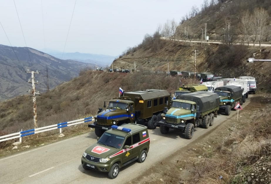 Un convoi de véhicules du contingent russe de maintien de la paix traverse la zone de la manifestation pacifique