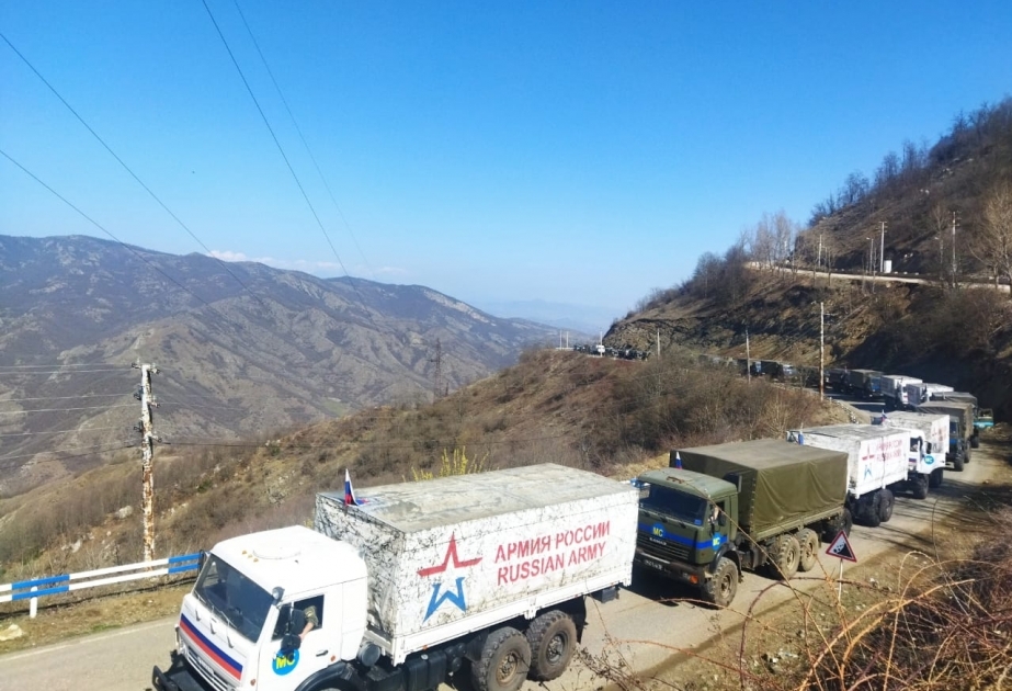 Un convoi de véhicules du contingent russe de maintien de la paix traverse la zone de la manifestation pacifique