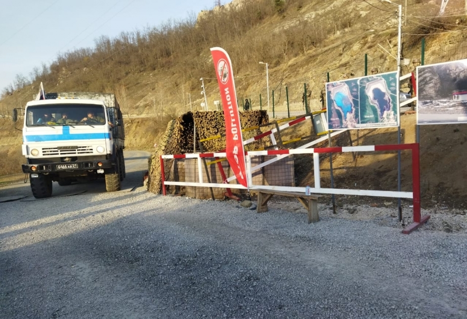 Автомобиль снабжения миротворцев на прицепе доставлен в Ханкенди