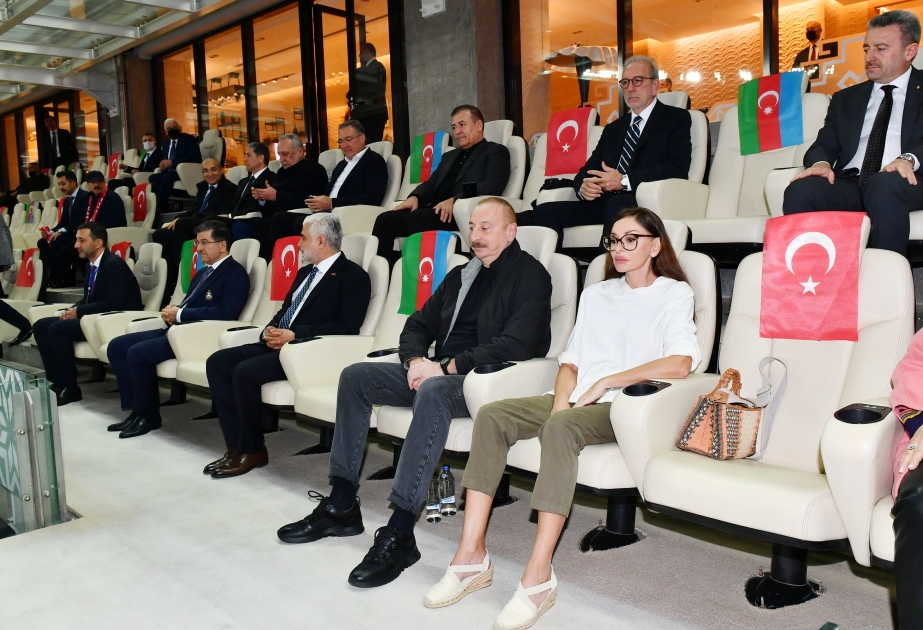 Bakı Olimpiya Stadionunda “Qarabağ” və “Qalatasaray” komandaları arasında xeyriyyə oyunu keçirilib  Prezident İlham Əliyev və birinci xanım Mehriban Əliyeva stadionda oyuna baxıblar YENİLƏNİB VİDEO