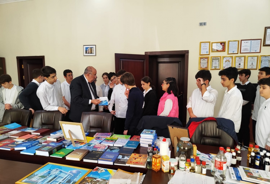 Akademik Vaqif Abbasov şagirdlərlə görüşüb