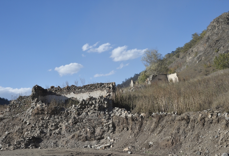 Aufnahmen des von Armenier zerstörten Dorfes Alibayli des Rayons Kelbadschar