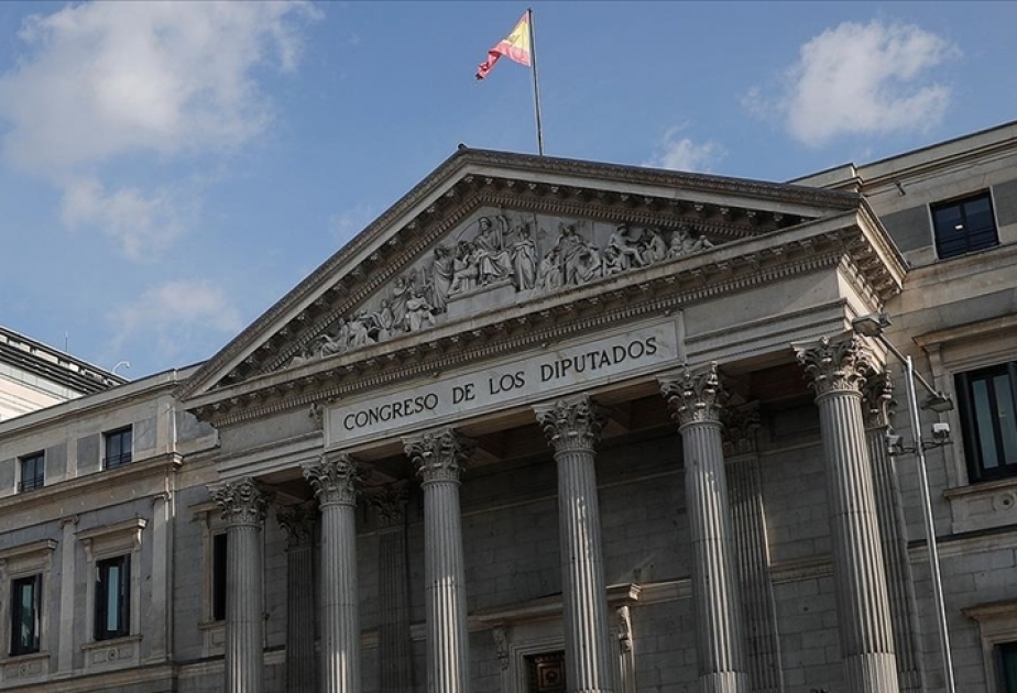 İspaniyada iqlim fəalları parlament binasına qırmızı boya atıblar