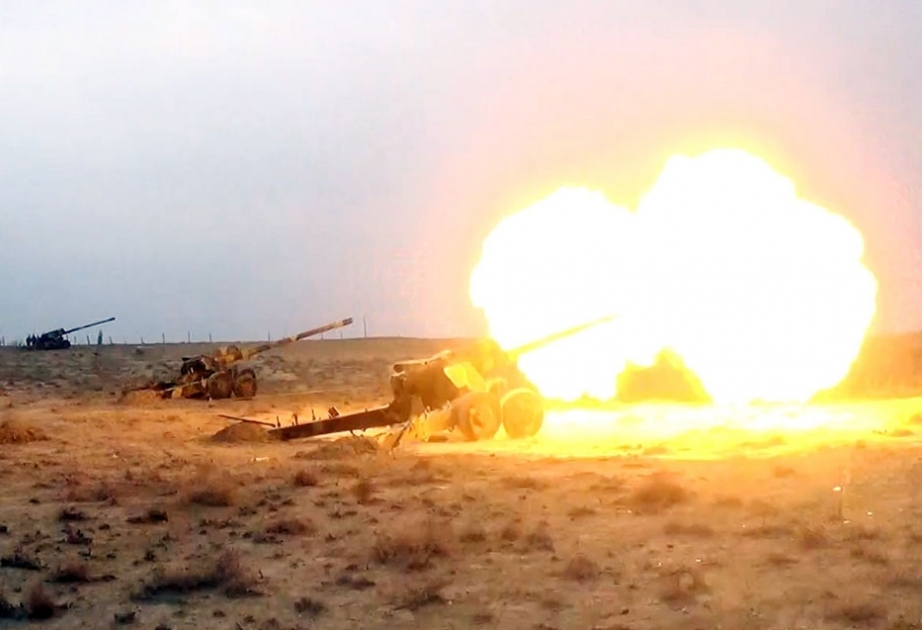 阿塞拜疆军队炮兵部队举行实弹射击演习