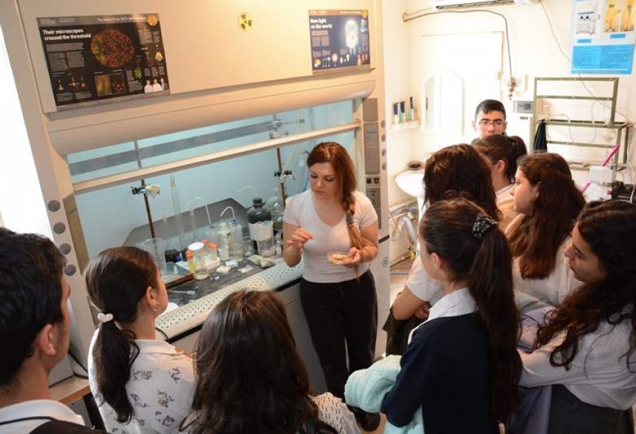 Məktəblilər Radiasiya Problemləri İnstitutunun laboratoriyaları ilə tanış olublar