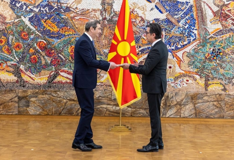 Embajador de Azerbaiyán presenta sus credenciales al presidente de Macedonia del Norte